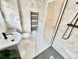 Shower room- click for photo gallery